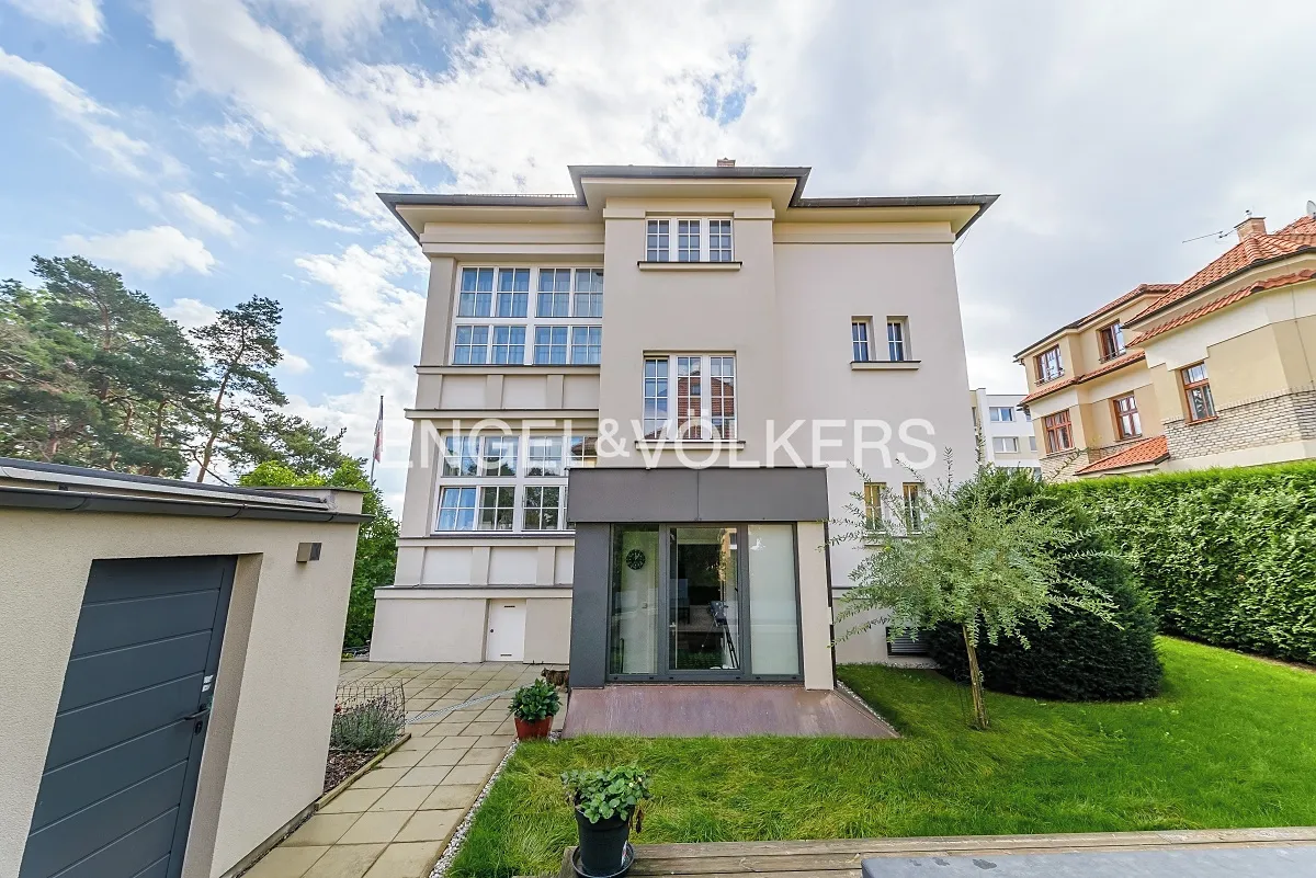 Pronájem vily 434 m², pozemek 600 m²